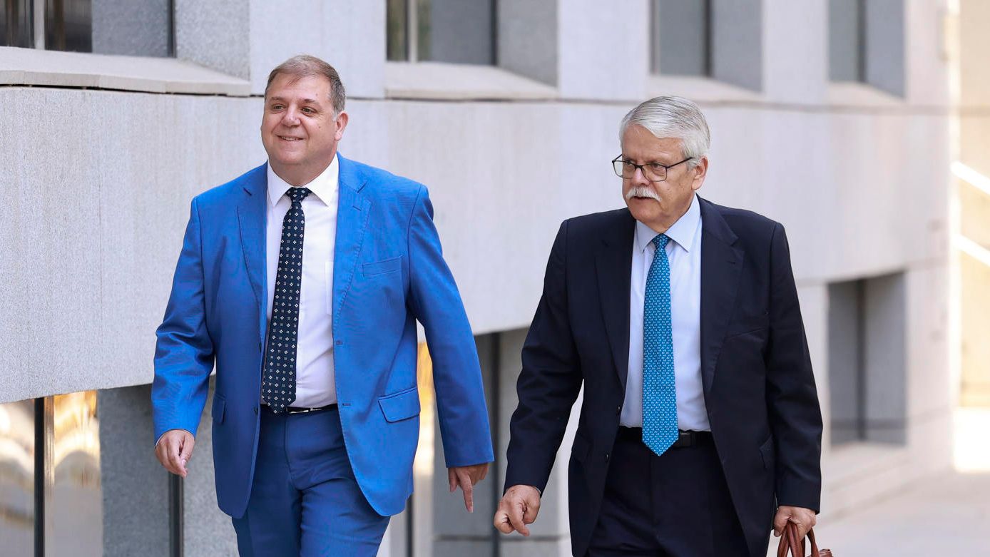 Serrano, exjefe de gabinete de Sánchez, pide al juez recuperar su móvil tras el clonado: tenía 10.000 mensajes con Leire