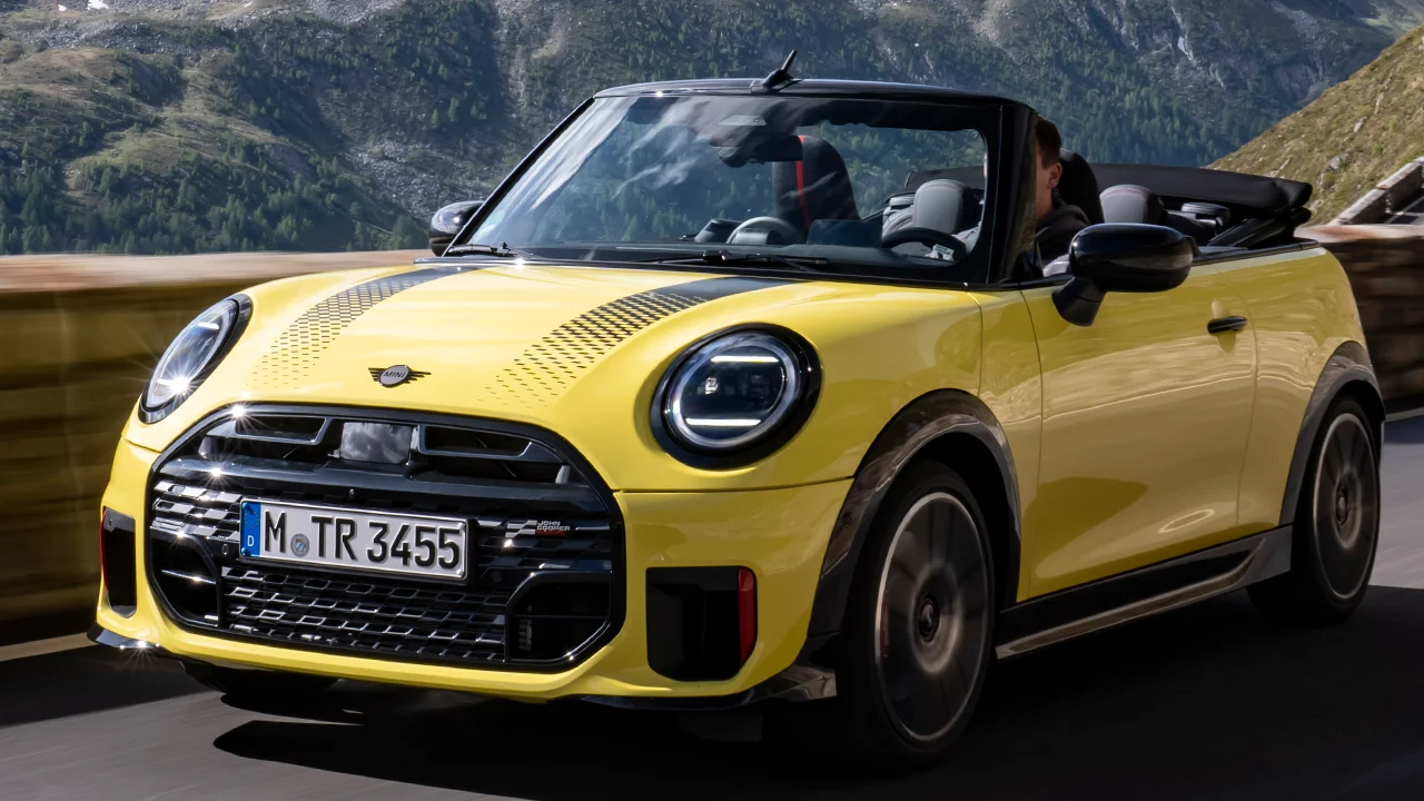 El MINI John Cooper Works Cabrio demuestra que todavía quedan deportivos de 231 CV con cuatro plazas y techo de lona