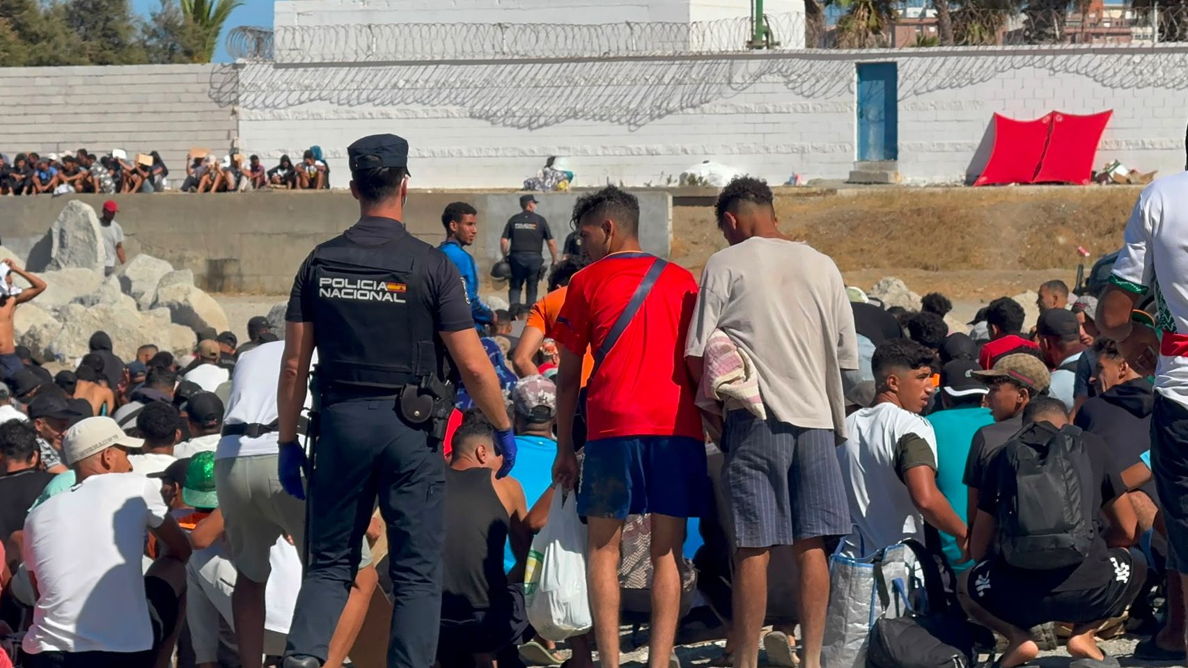Los marroquíes de la playa de Ceuta desafían a la Policía y anuncian que la convertirán en un asentamiento permanente