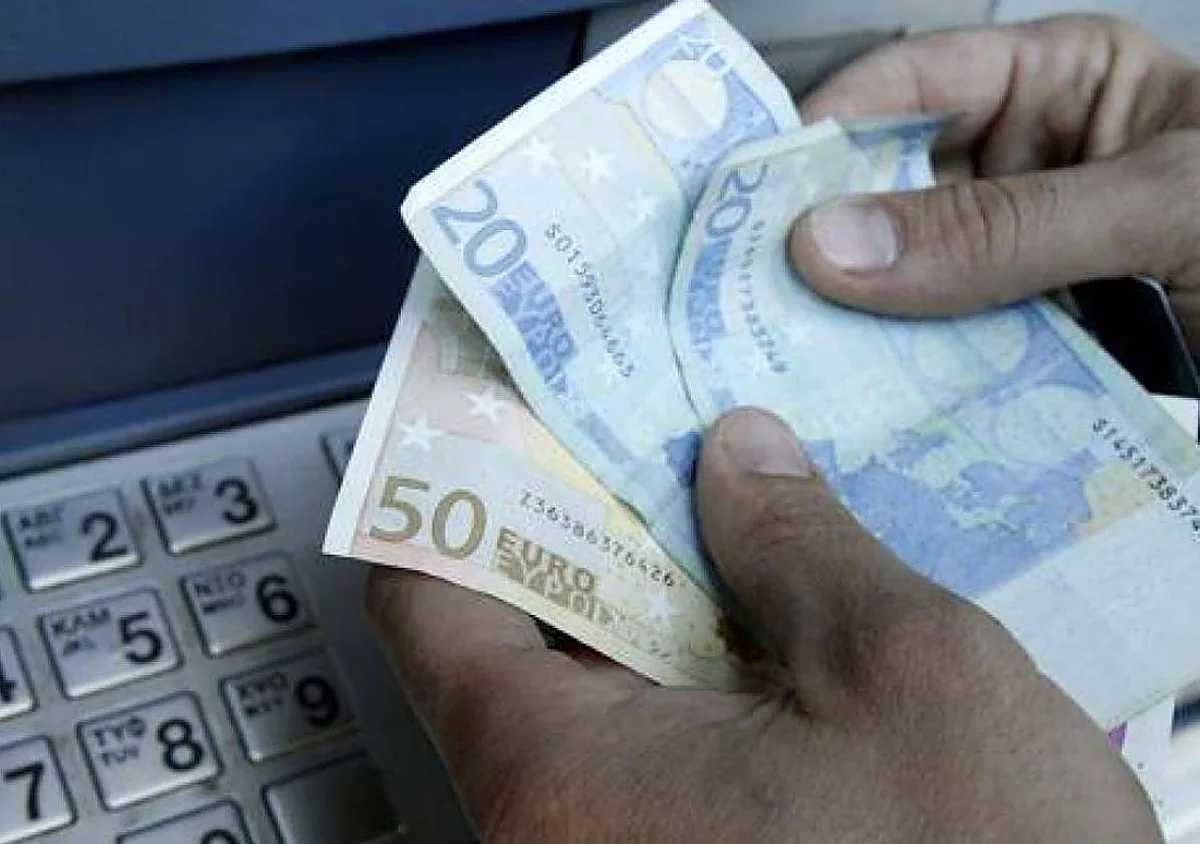 No se fiaba de los bancos, guardó 200.000 euros en casa y Hacienda le obliga a pagar la mitad al ingresarlos