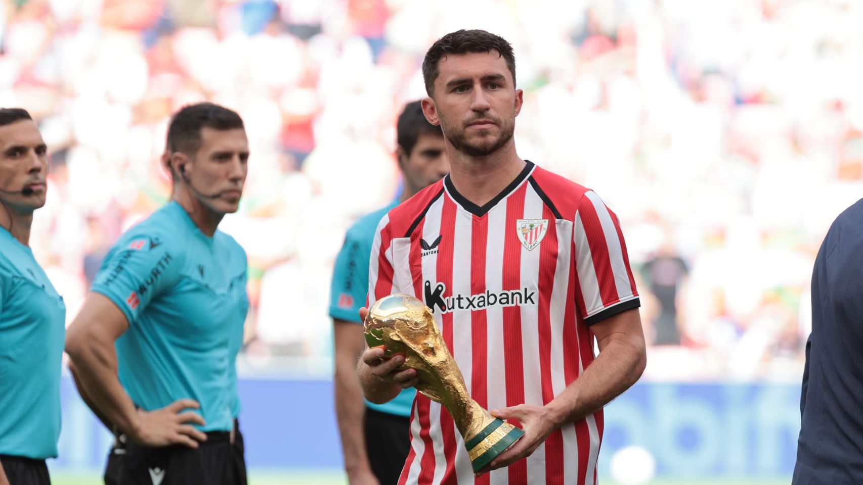 Cánticos de "español el que no bote" en San Mamés durante el homenaje a los campeones del Mundial con España