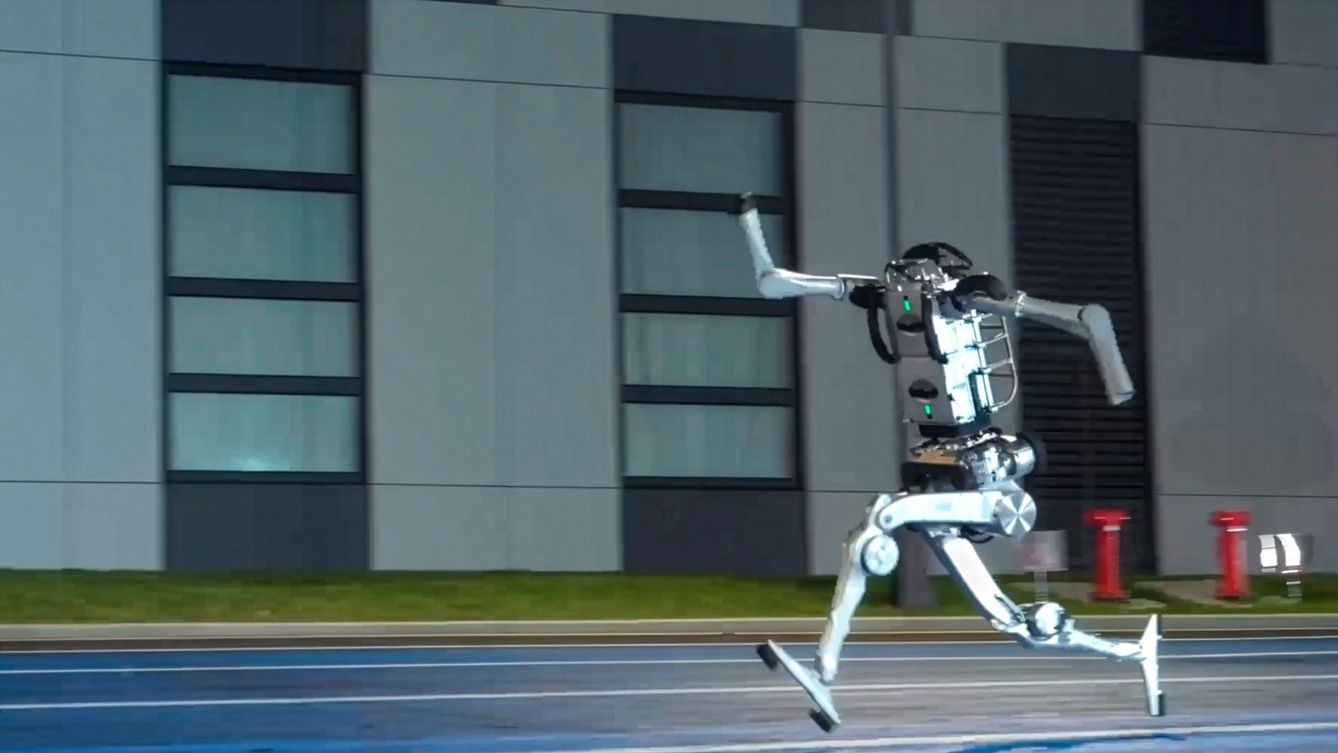 La máquina gana al hombre: 'Lightning', el robot viral chino que pulveriza el récord estratosférico de Usain Bolt