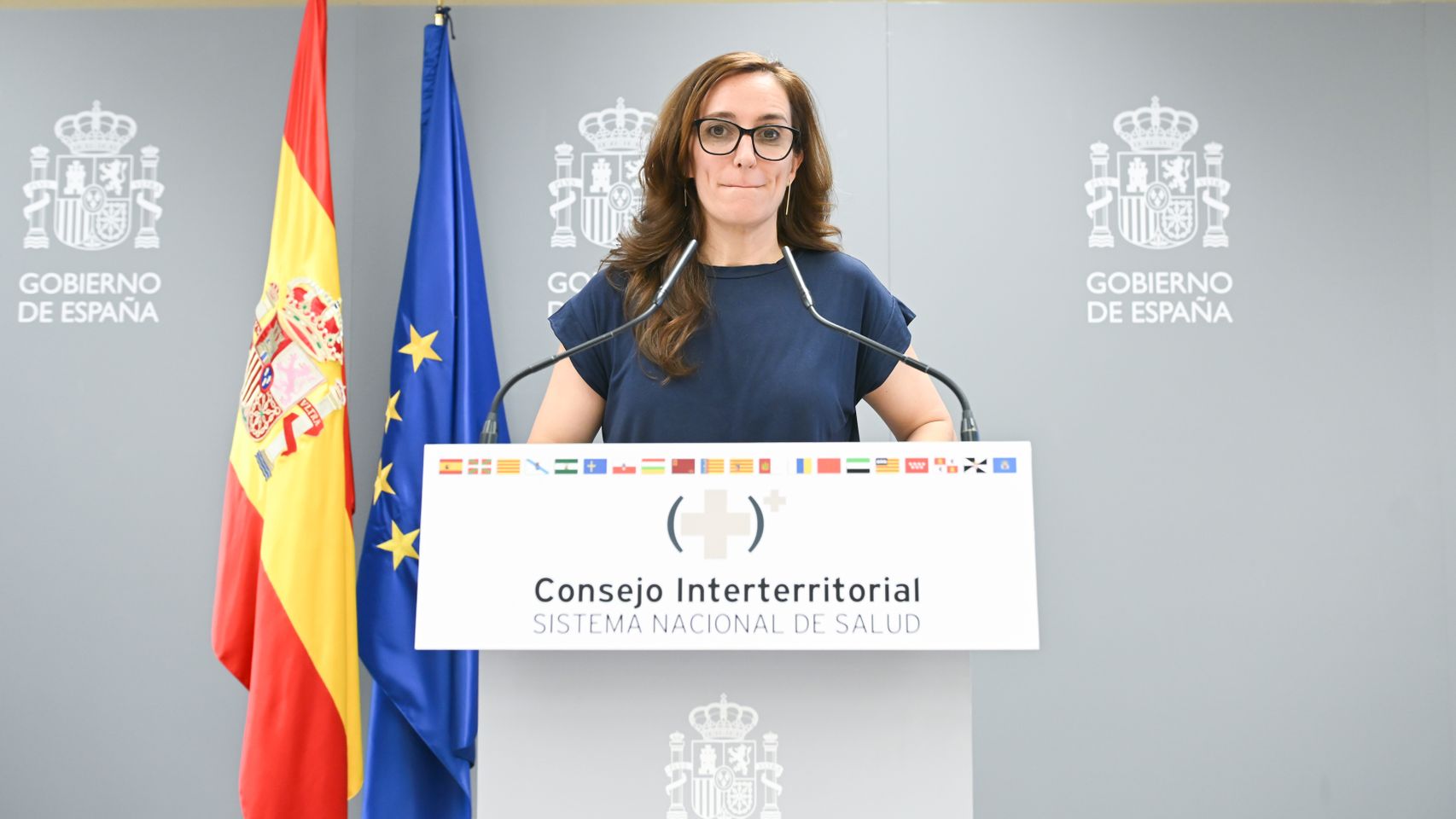 Mónica García carece de reserva de vacunas para inmigrantes irregulares: incumple su propia estrategia y apela a las CCAA