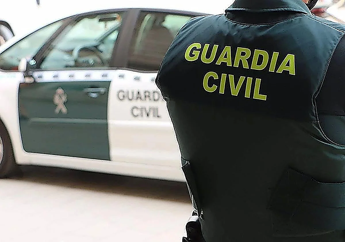 La Guardia Civil se persona en Veguellina, León, ante el hallazgo de dos cuerpos sin vida en plena calle