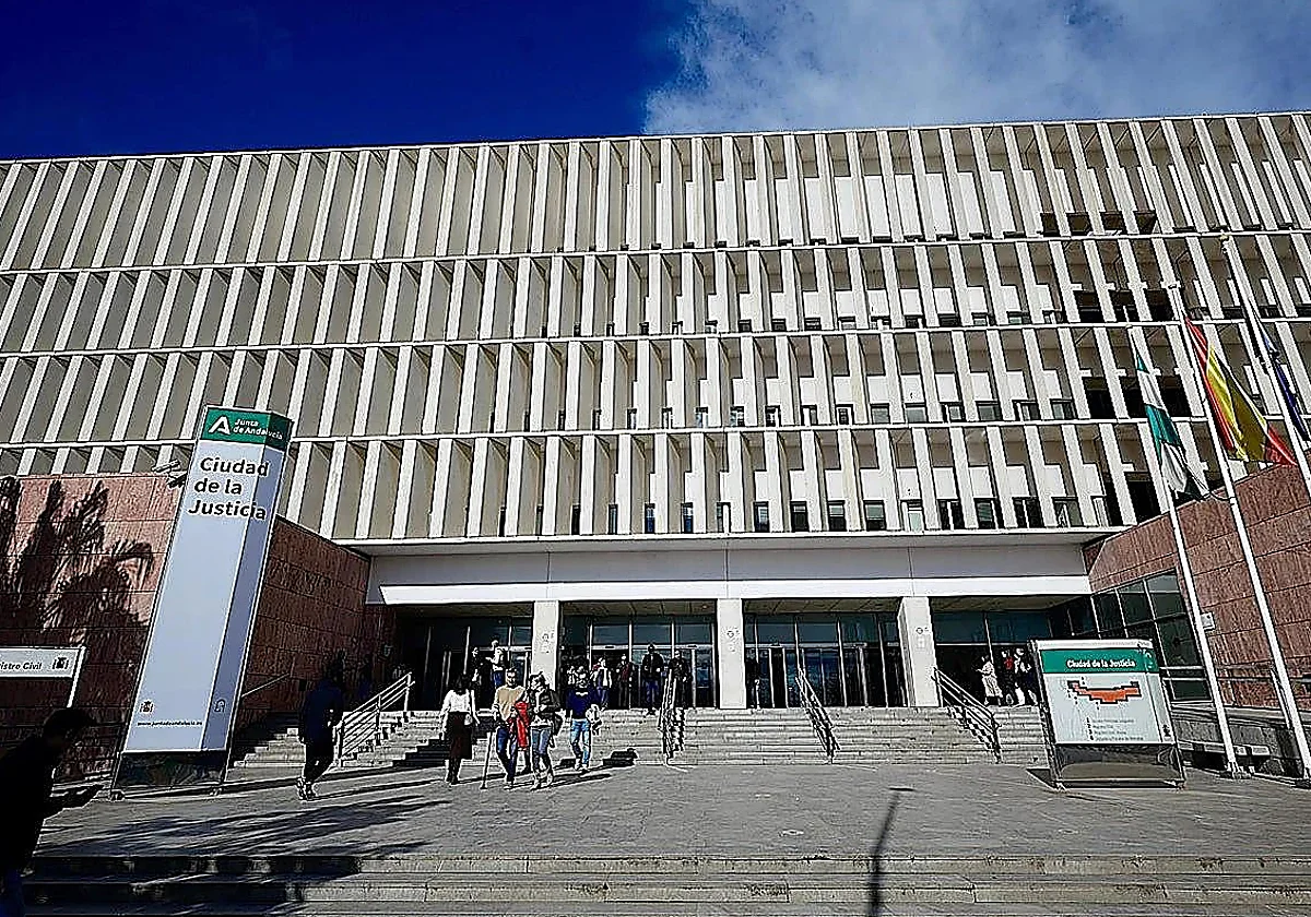 Cae una red que prometía premios de hasta 600.000 euros de la Lotería desde Málaga