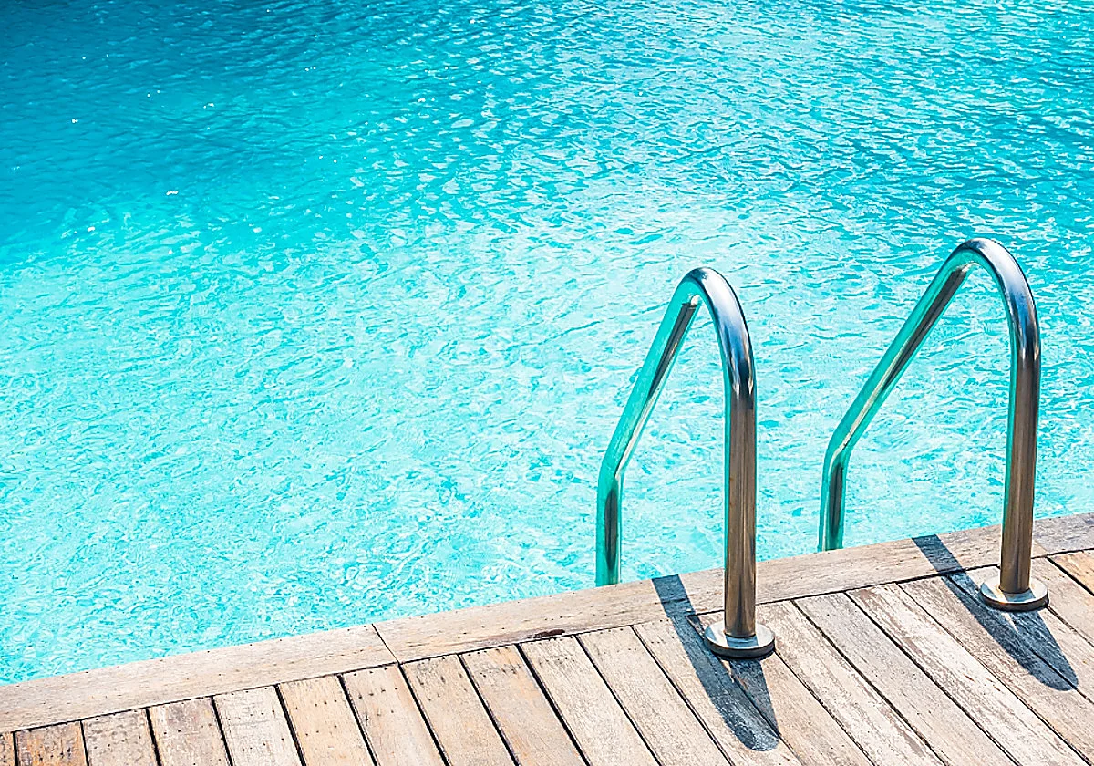 Algo flota en la piscina: el 'reto marrón' trae de cabeza a las comunidades de vecinos