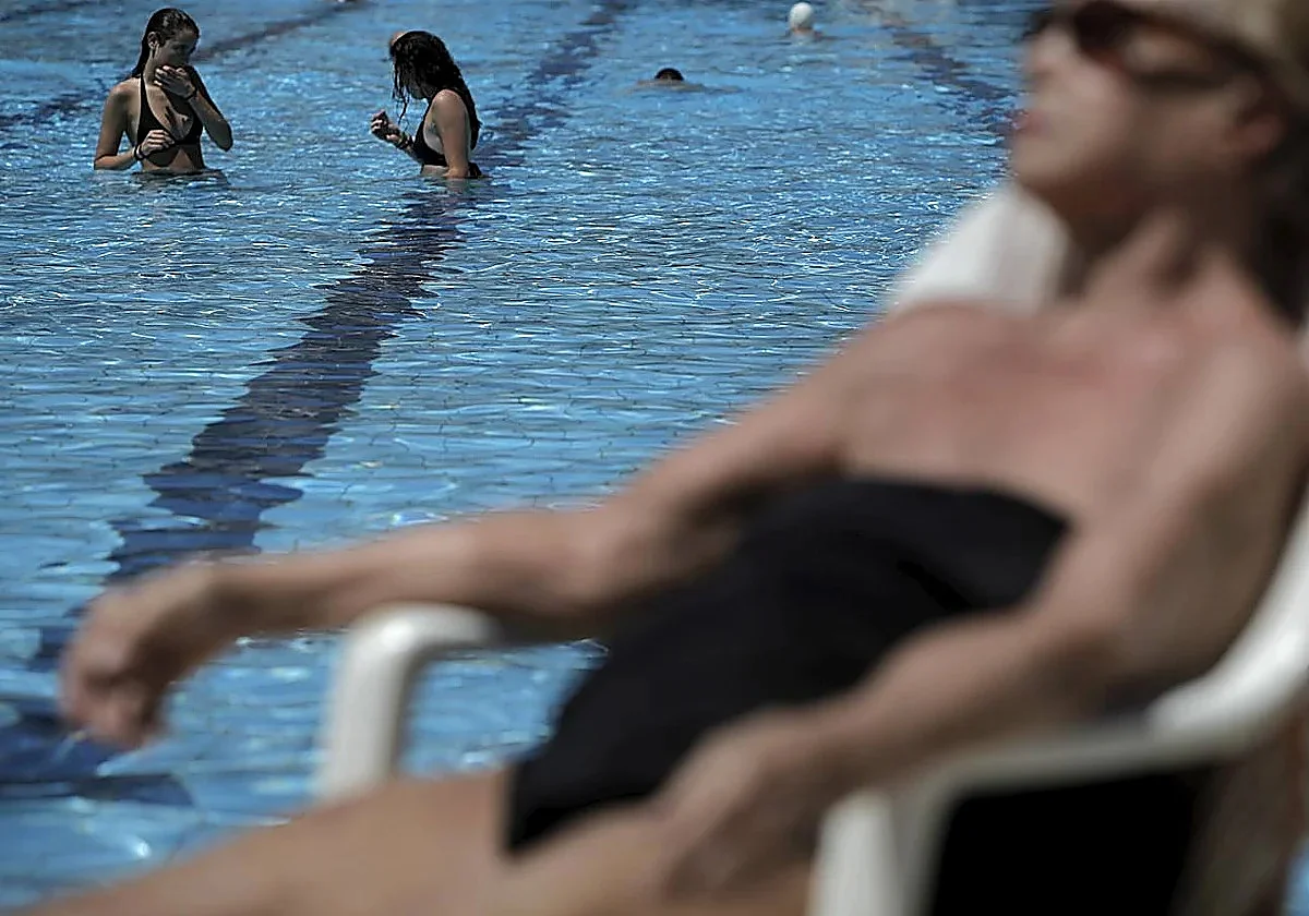¿Heces en la piscina? Así es el protocolo obligatorio, con multas de hasta 600.000 euros