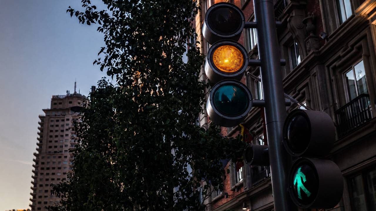 Los semáforos cambian en España desde octubre: esta combinación de luces dejará de estar permitida