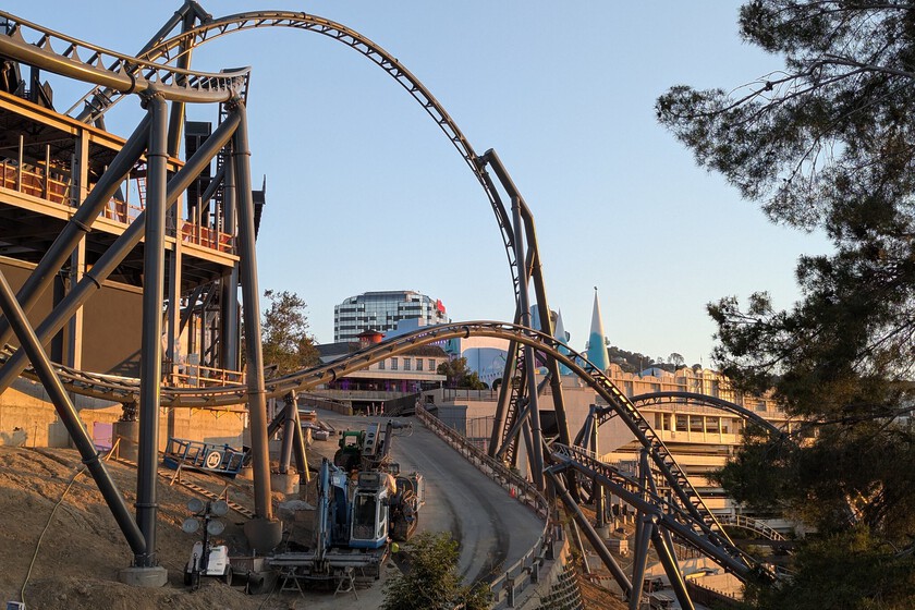 Universal gastó años para construir una montaña rusa silenciosa Fast & Furious. Entonces subieron los pasajeros y empezó el problema