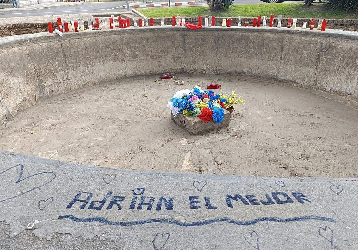 La fuente donde murió un joven celebrando el Mundial en Salamanca se convierte en un altar: «Adrián el mejor»