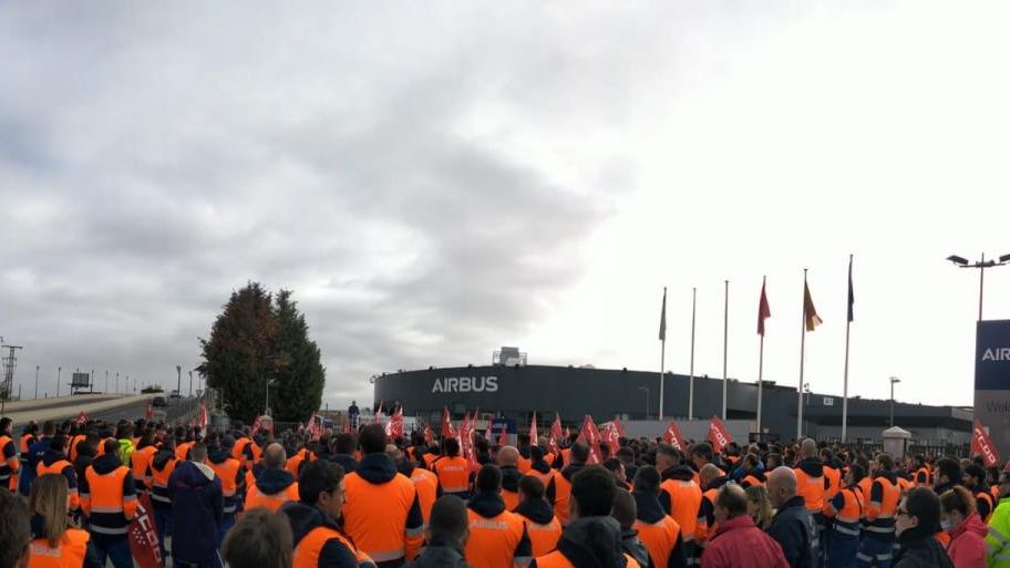 Los trabajadores de Airbus apoyan inicialmente la huelga indefinida mientras se negocia la última oferta de la dirección