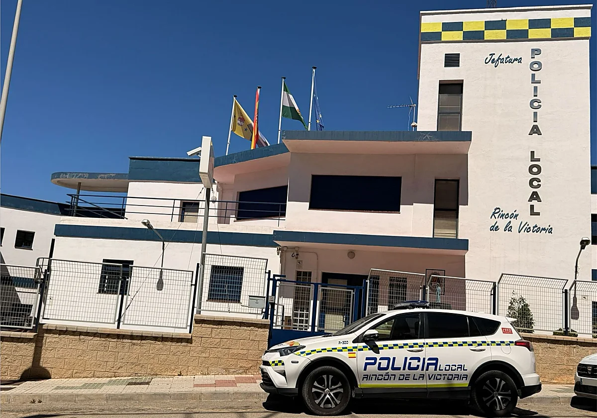 Dos policías locales de Rincón de la Victoria frustran un intento de suicidio en la barriada de Los Fernández