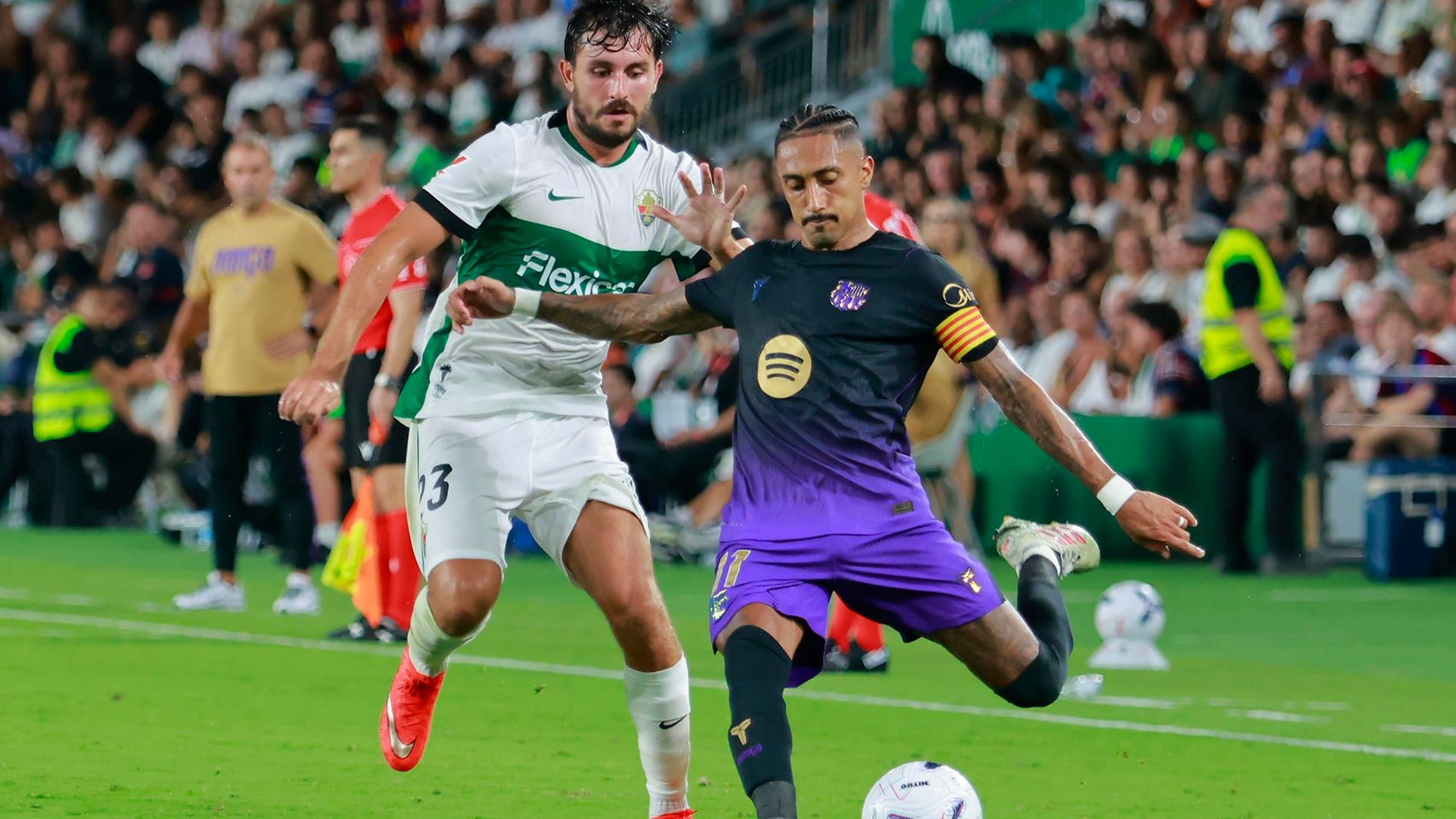 Investigan la detención de un aficionado tras arrebatarle una estelada en el partido Elche-Barcelona
