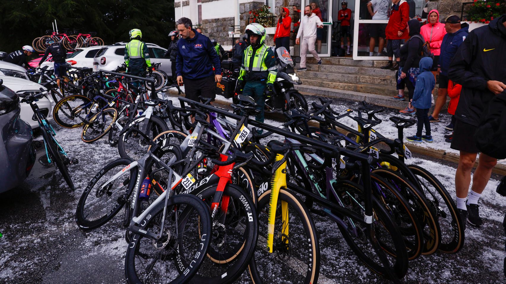 Una tormenta de granizo obliga a cancelar la tercera etapa de La Vuelta a España que acaba sin ganador ni tiempos