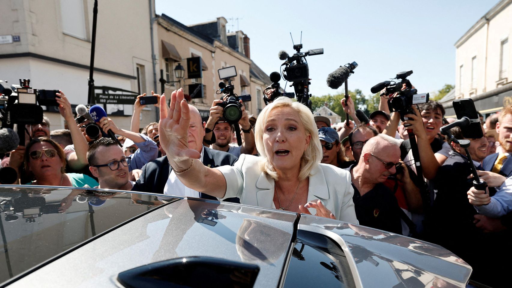 La guerra de la izquierda en Francia: Glucksmann compite con Mélenchon para rivalizar en 2027 con la imparable Le Pen