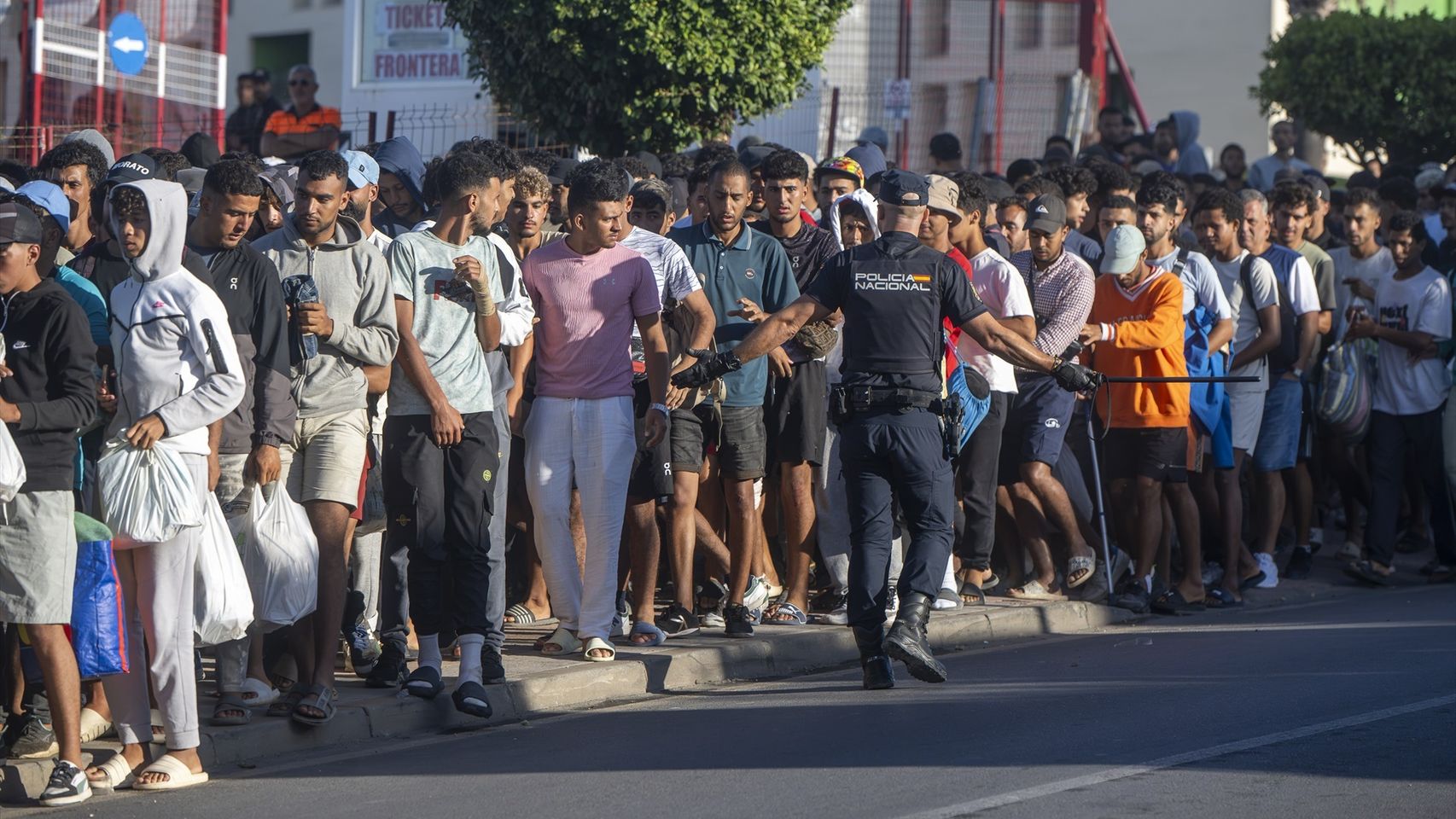 Los migrantes de Ceuta que Sanidad vacune ahora no estarán 100% inmunizados hasta mediados de octubre