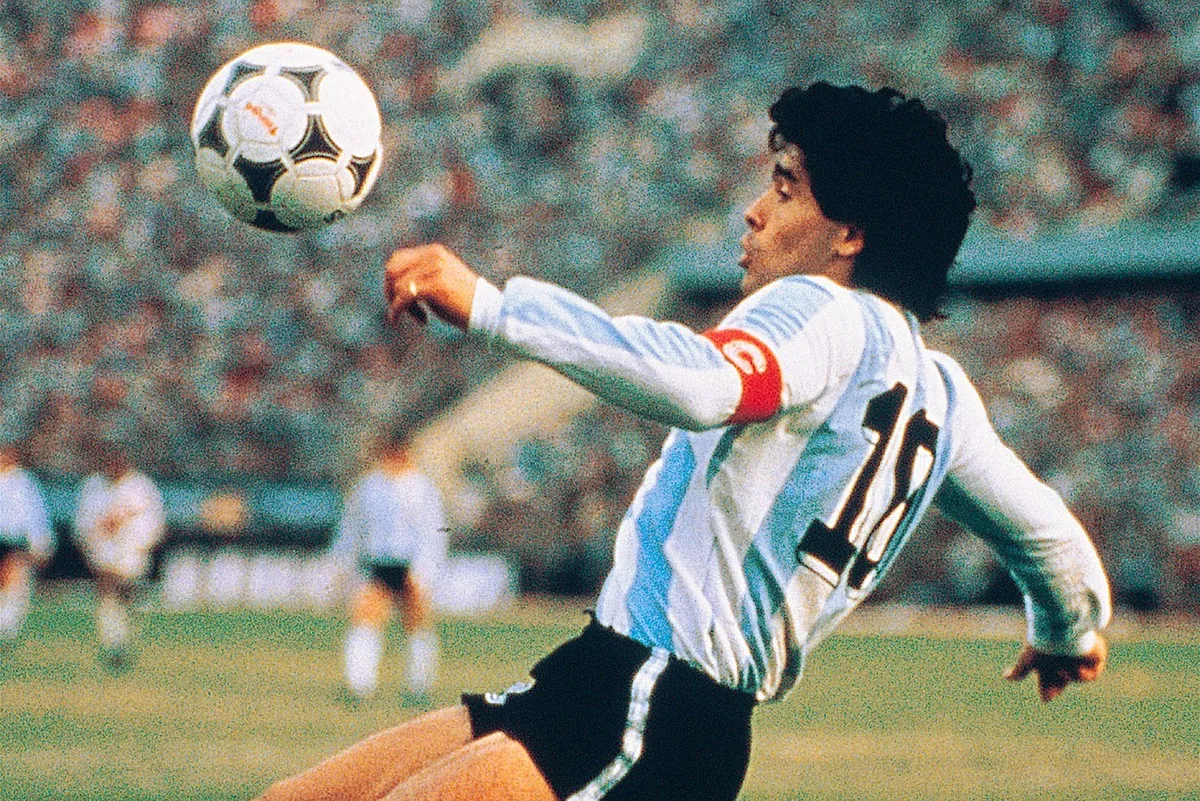 El balón de la 'Mano de Dios' de Maradona se vende por 2,9 millones
