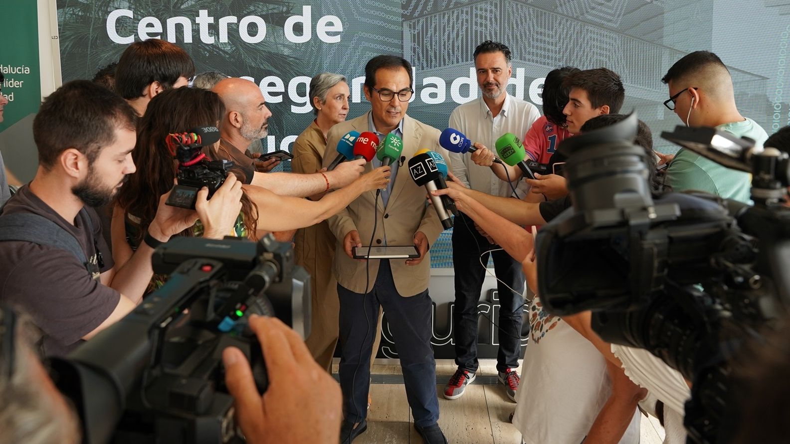 La Junta promete a Ceuta "toda la ayuda que necesite" y lamenta la tardanza del Gobierno central ante la "emergencia sanitaria"
