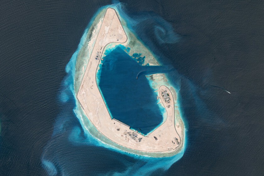 Hace 10 meses en esta imagen solo había agua. Eso es lo que ha tardado China en levantar una isla militar de 850 campos de fútbol