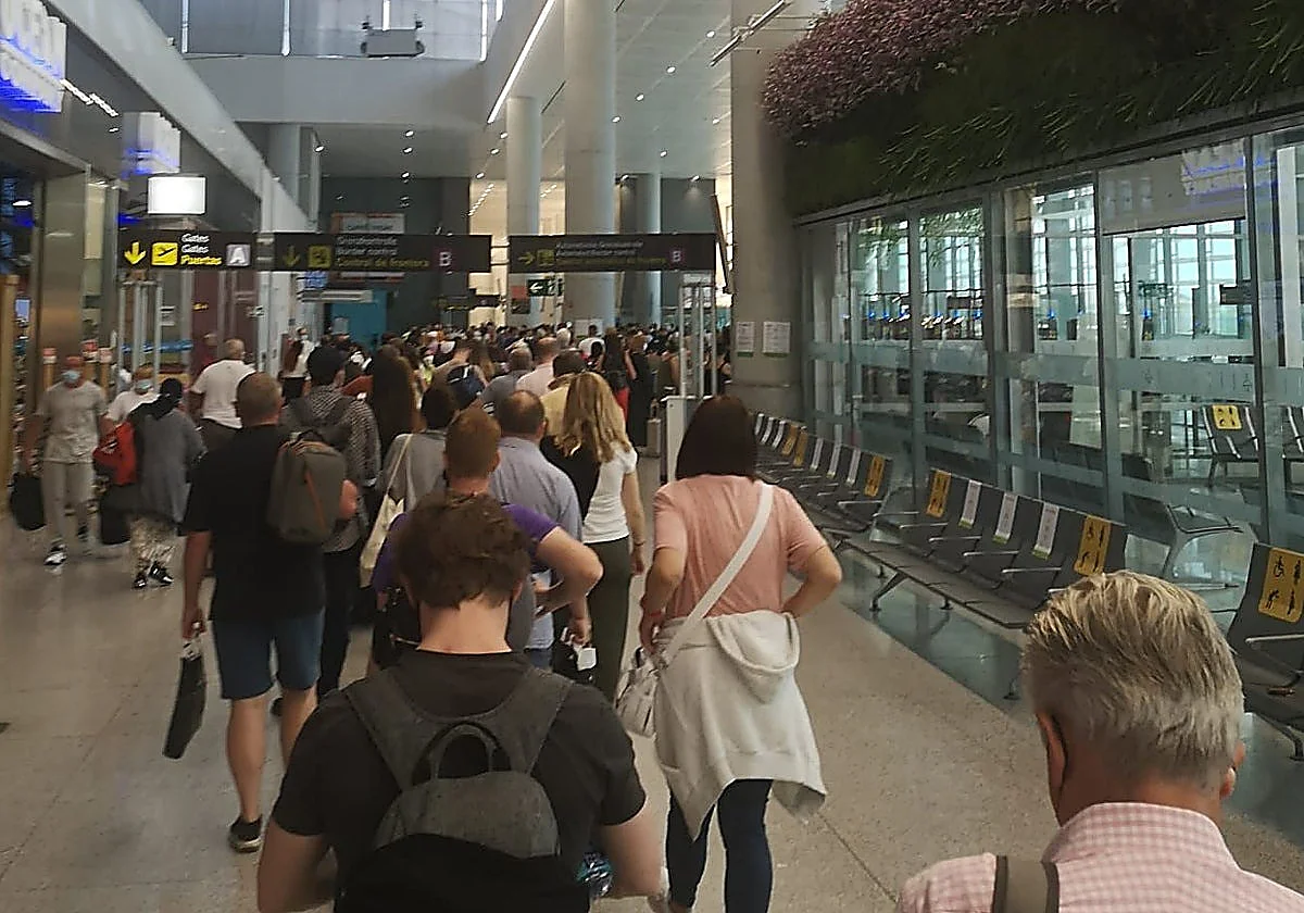 Francisco Salado culpa al Gobierno de las colas en el aeropuerto de Málaga por el sistema de control de pasaportes