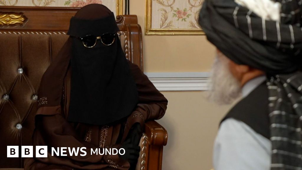 En Video: la exclusiva imagen de una joven de 18 años que pide a un gobernador del Talibán poder divorciarse