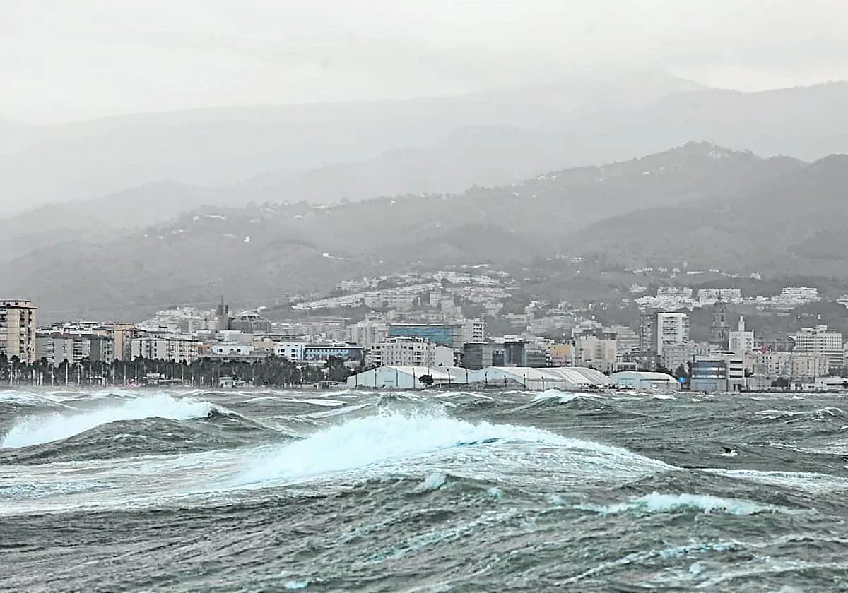 Regen und Hagel im Landesinneren, riesige Wellen an der Costa del Sol