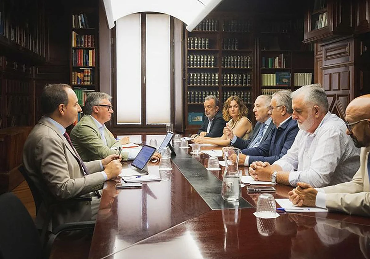 Gavira analiza con empresarios de playas fórmulas para simplificar trámites del sector