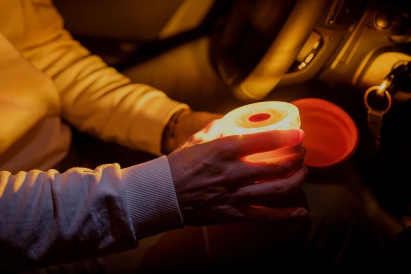 A partir del 1 de enero tienes que llevar una baliza V16 en el coche. Todas estas están homologadas y te llegarán a tiempo