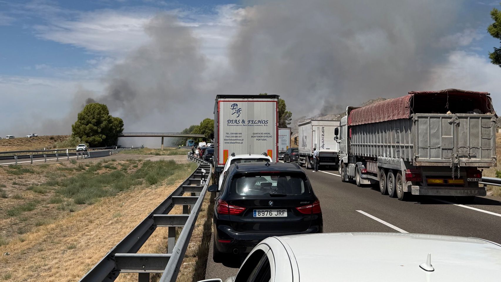 Un incendio forestal obliga a cortar la autopista AP-2 cerca de Zaragoza: "Llevamos hora y media parados"