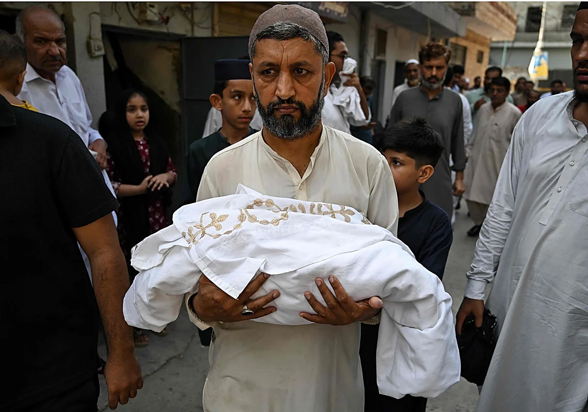 Quince recién nacidos mueren en el incendio de un hospital en Pakistán