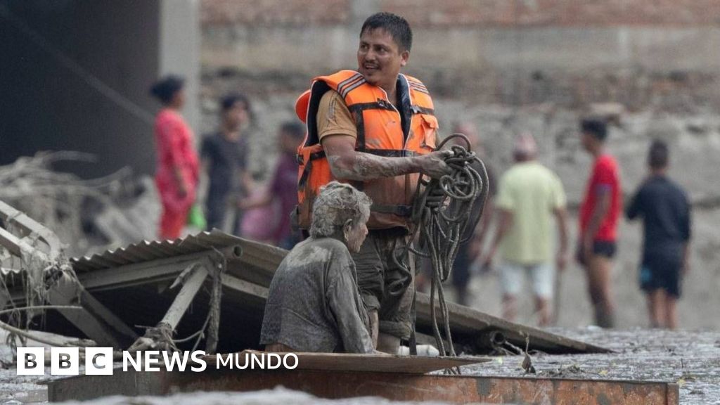 En video: el impacto de una avalancha entre Nepal y Tíbet