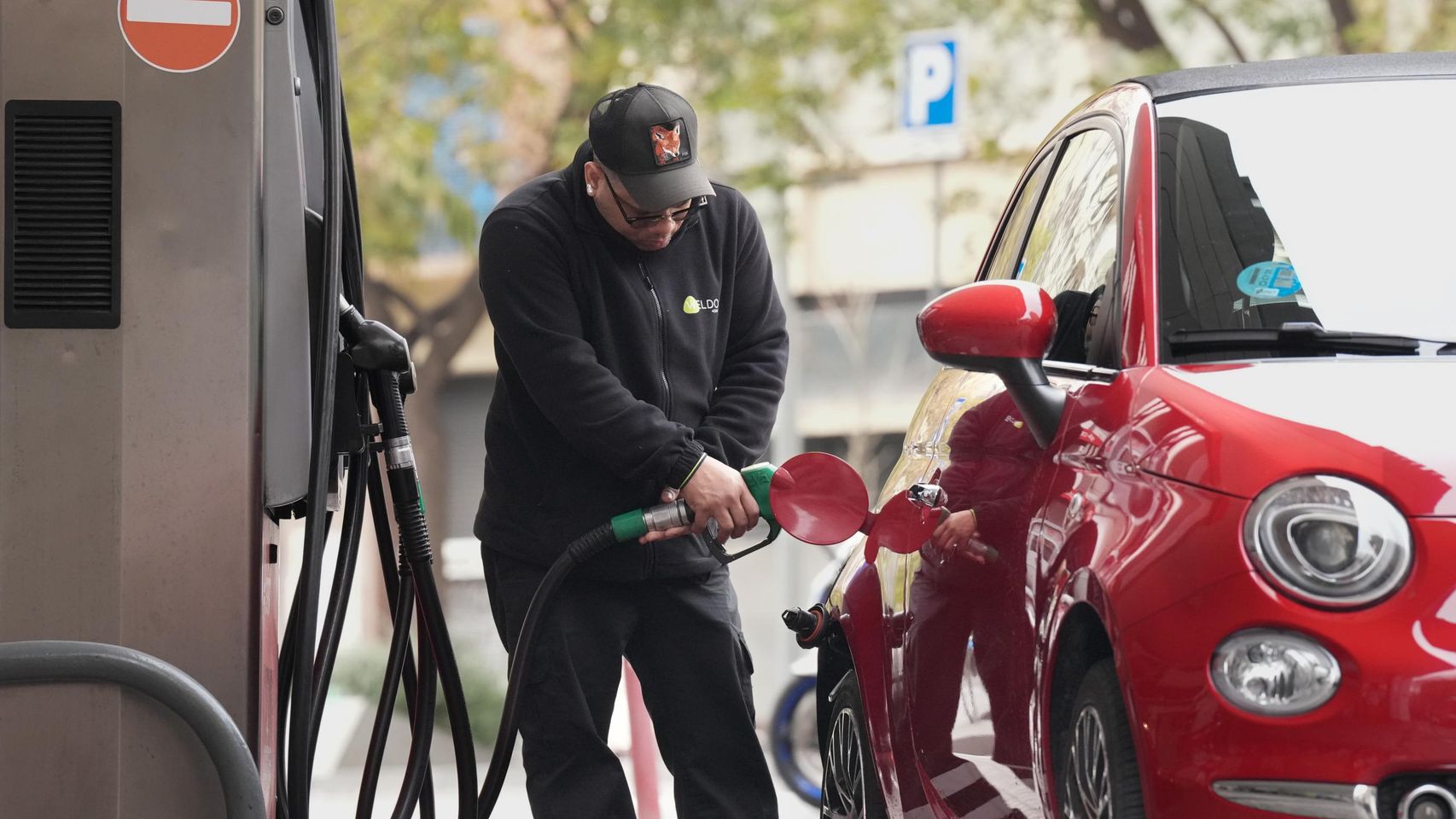 Prepare el bolsillo para la operación retorno: el gasóleo se encarece hasta un 20,6% y la gasolina aumenta un 12,4%