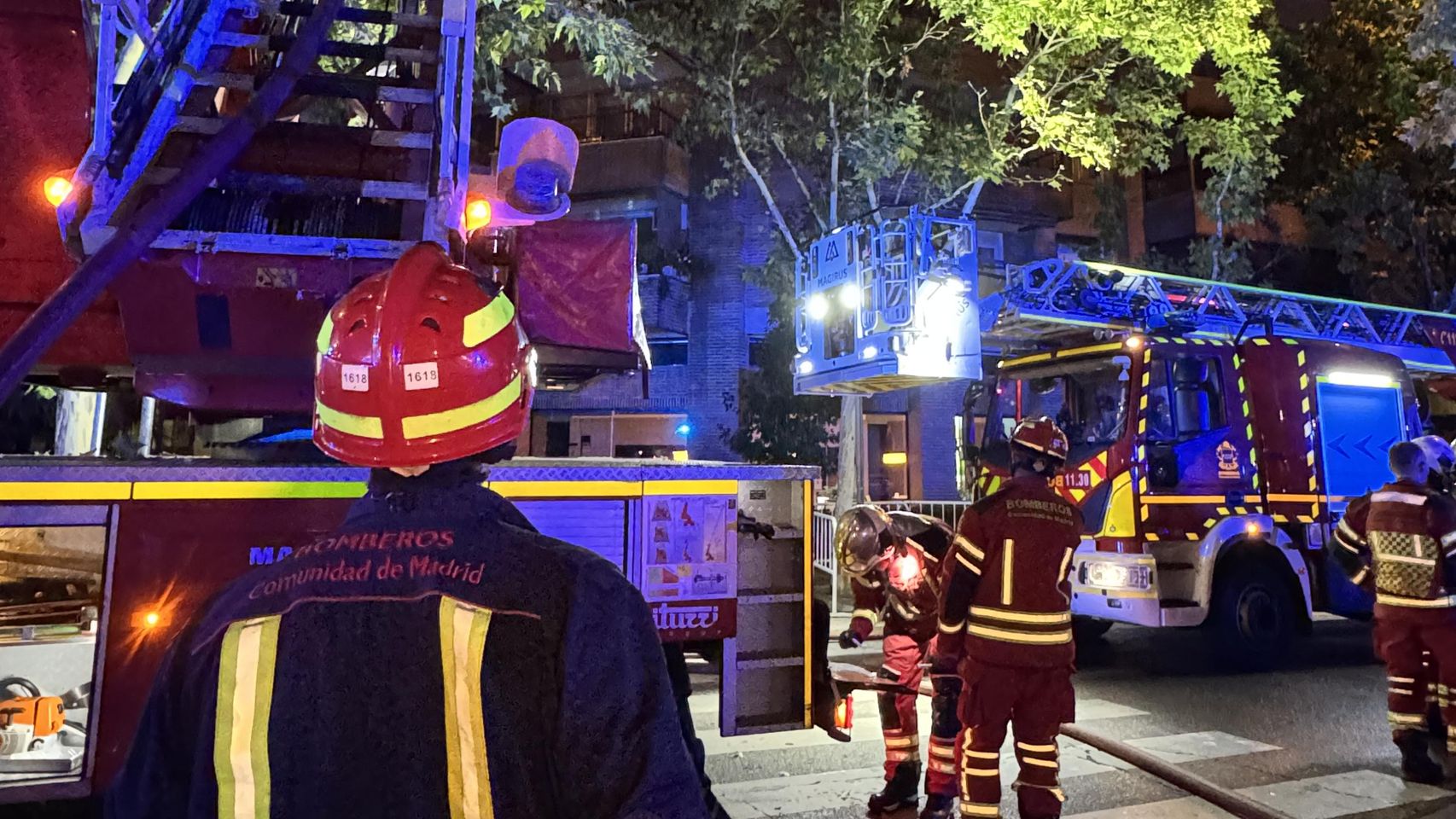 Ocho personas intoxicadas por humo tras un incendio de madrugada en la quinta planta de un edificio de Tres Cantos