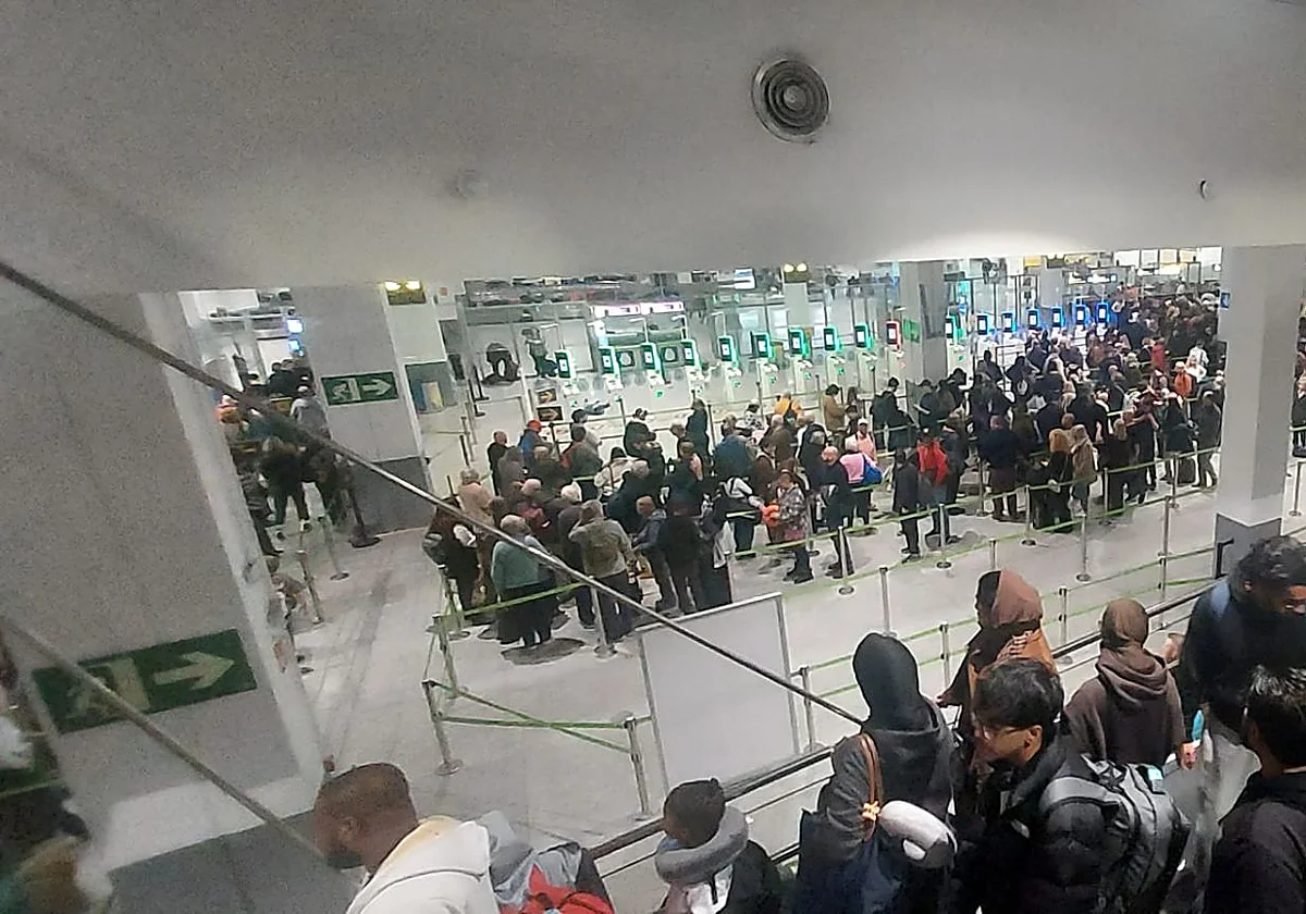 Airlines warn passengers of long queues at Malaga Airport due to passport checks at border control