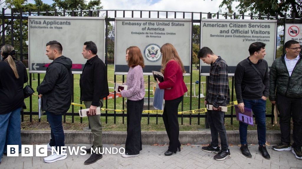 El gobierno de Trump cancela las entrevistas y otros trámites para las visas de inmigrantes en los consulados de EE.UU. en todo el mundo
