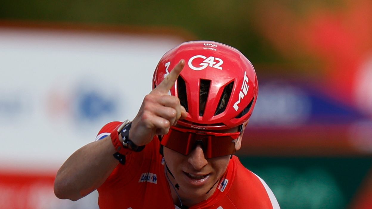Pogacar también domina en el 'sterrato' y completa su triplete de victorias en La Vuelta ante un imponente Enric Mas