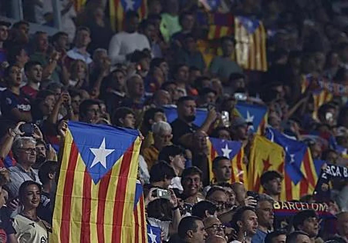 Esteladas y gritos contra la selección en el suspendido homenaje a los campeones del mundo en el Camp Nou
