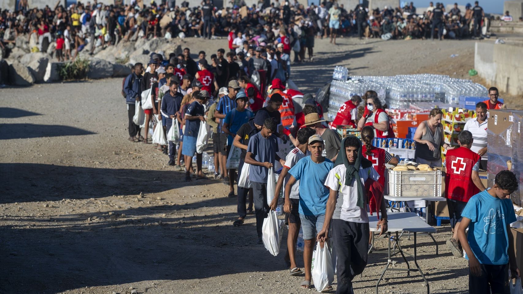 Un guardia civil en el reparto de comida en Ceuta: "Damos 9.000 raciones al día pero hay muchos más buscando en la basura"