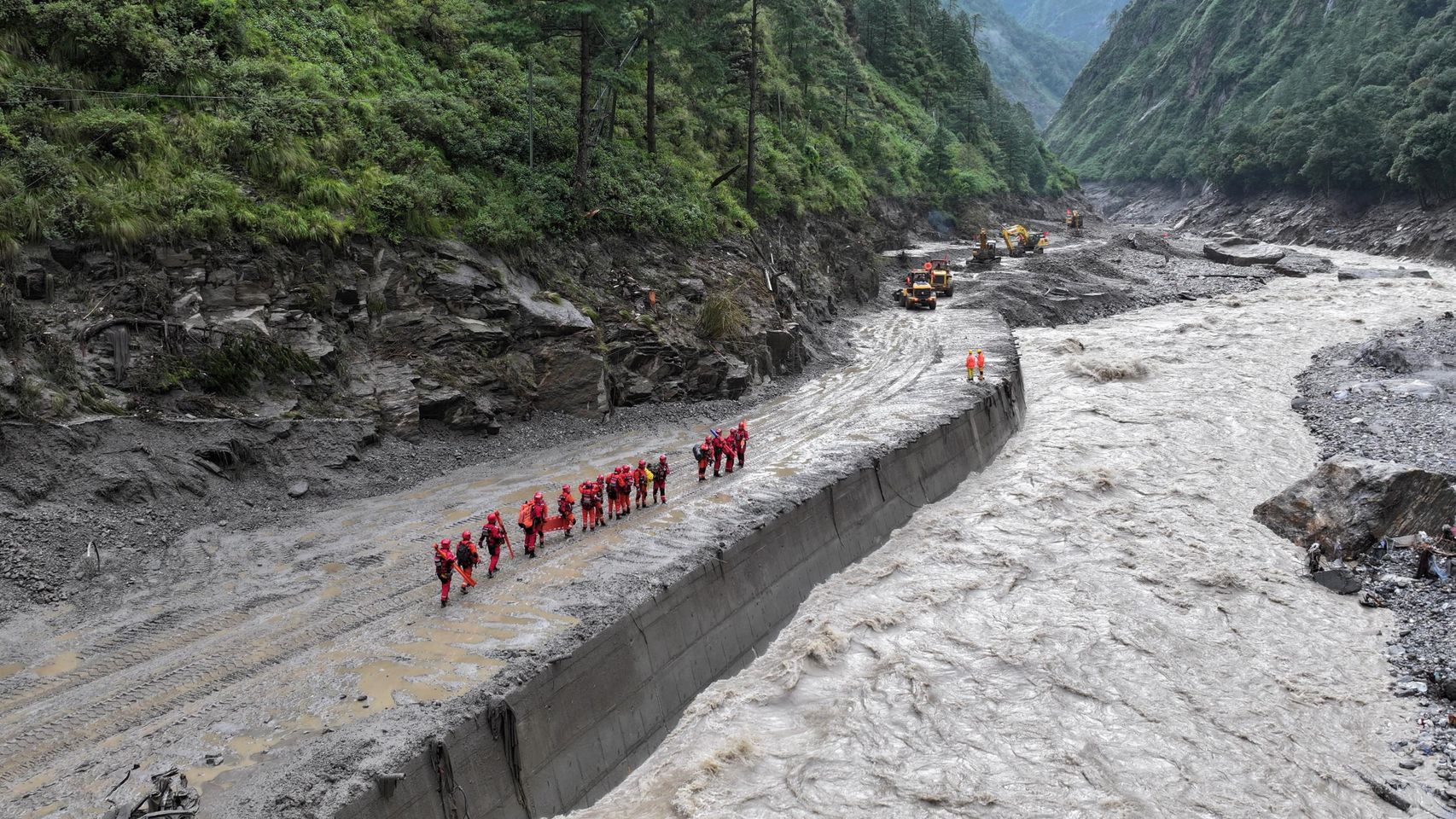 Nepal eleva a 469 los muertos por la inmensa riada que arrasó comunidades enteras mientras siguen las tareas de búsqueda