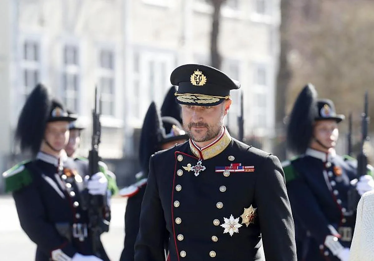 Haakon hereda una Corona en horas bajas