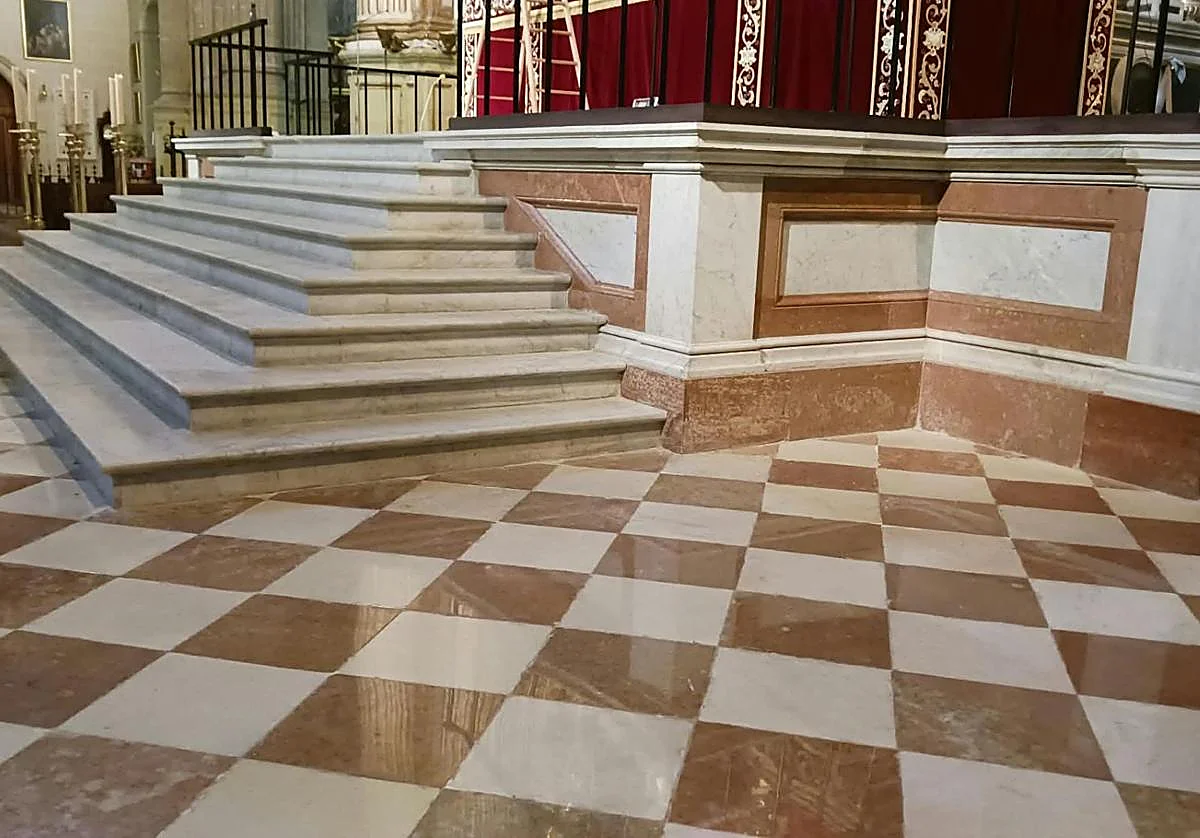 La Catedral de Málaga recupera su presbiterio de mármol en el inicio de la novena a la Patrona
