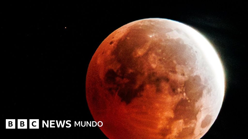 Las imágenes más destacadas del eclipse parcial de Luna que se vio alrededor del mundo