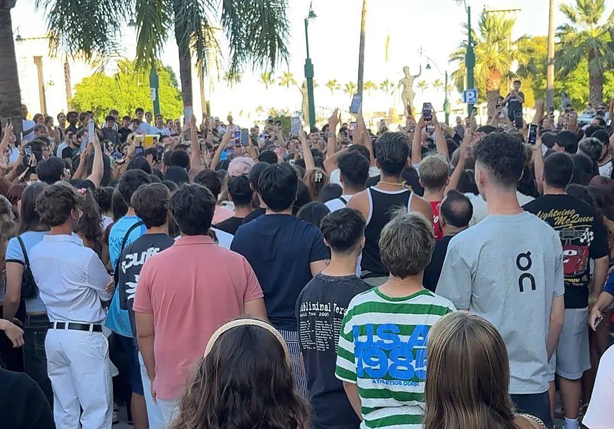 Centenares de adolescentes hacen batallas de 'farmear aura' en la plaza de la Marina
