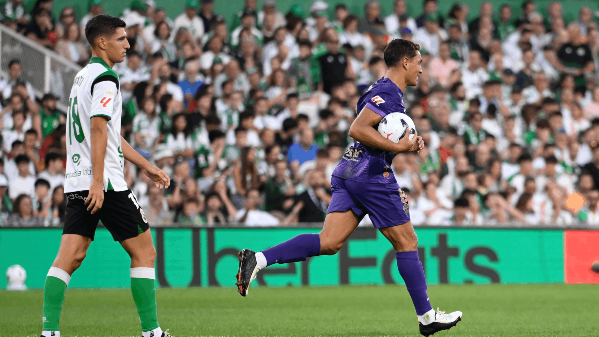 El Elche reacciona tarde en Santander y acelera la necesidad de fichar