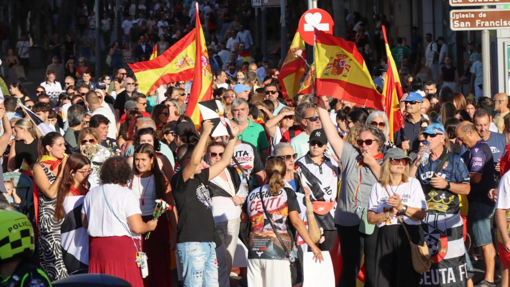 'Revolución de los Claveles' en Ceuta: manifestantes evocan el Portugal de 1974 en otro día de protestas contra los invasores