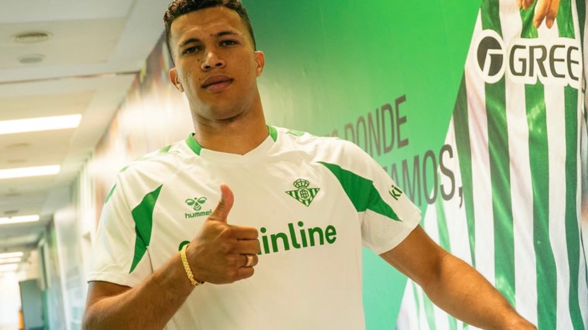 El Betis busca hueco en la medular para encajar las últimas piezas