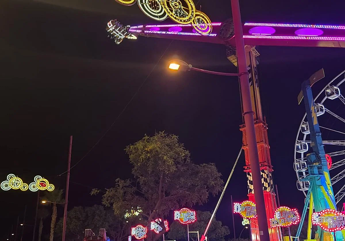 Rescatan a ocho personas atrapadas a 50 metros de altura tras un fallo en una atracción de feria en Almería
