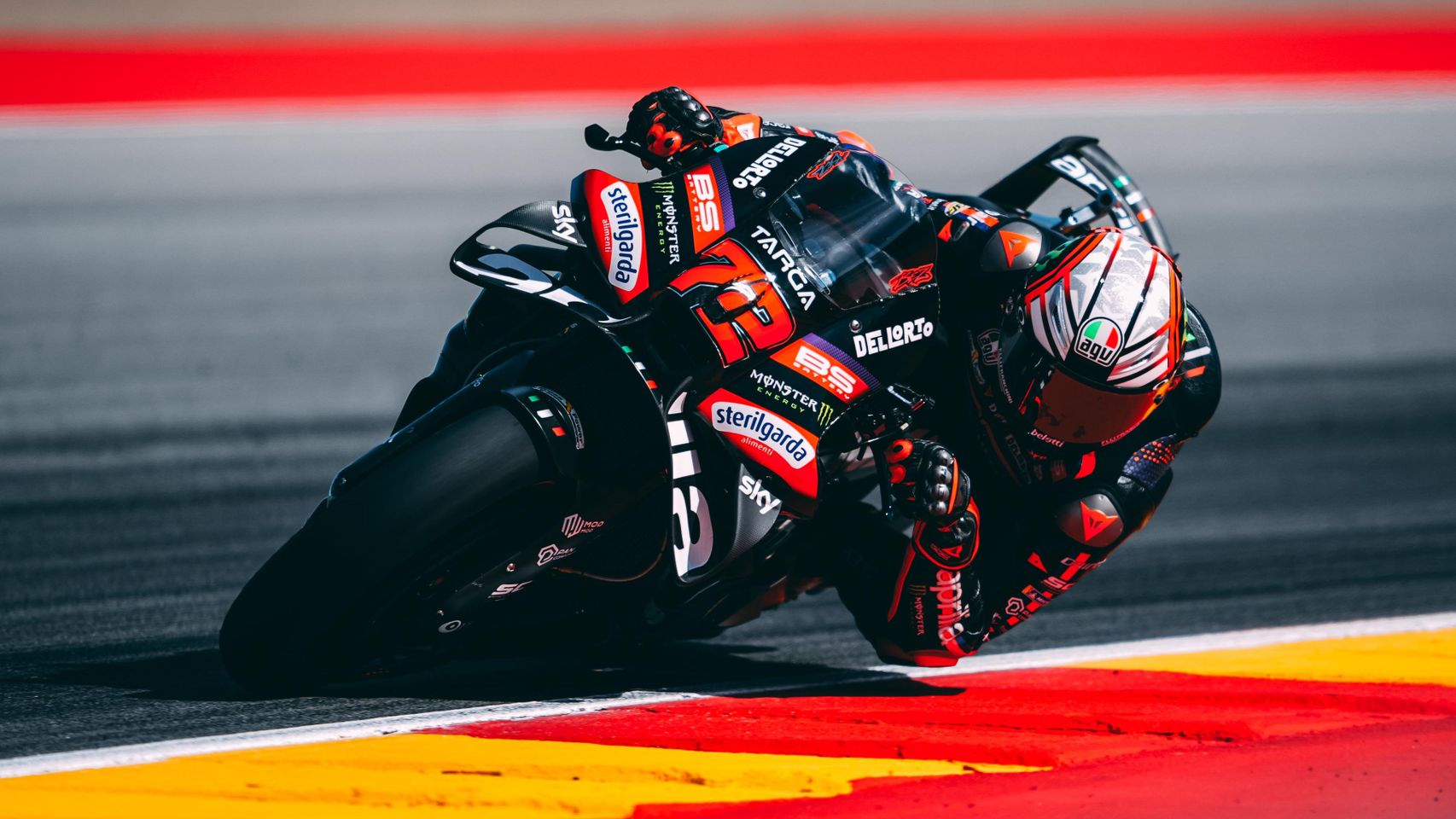 Marco Bezzecchi gana el primer asalto a Marc Márquez en MotorLand Aragón: pole de récord para el italiano