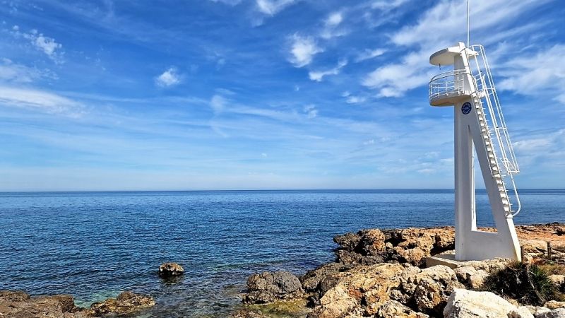 Un hombre de 70 años muere en una playa de Dénia (Alicante) tras golpearse accidentalmente la cabeza contra las rocas