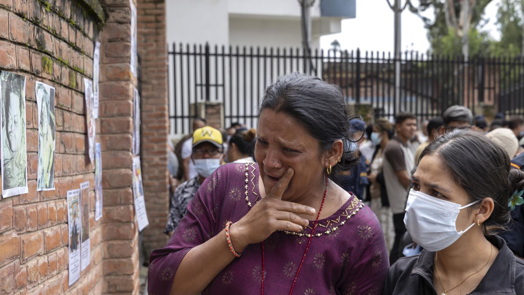 Entre vivos y muertos, la amarga espera de los familiares de desaparecidos en Nepal frente a un muro con sus fotos